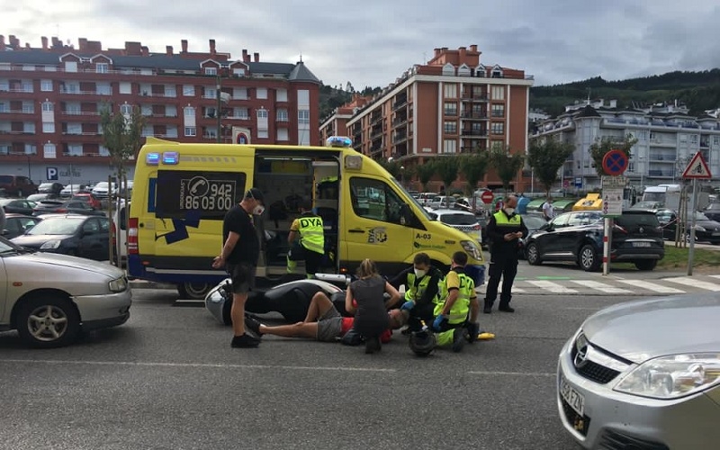 Trasladado al hospital un motorista tras sufrir una caida en Castro Urdiales