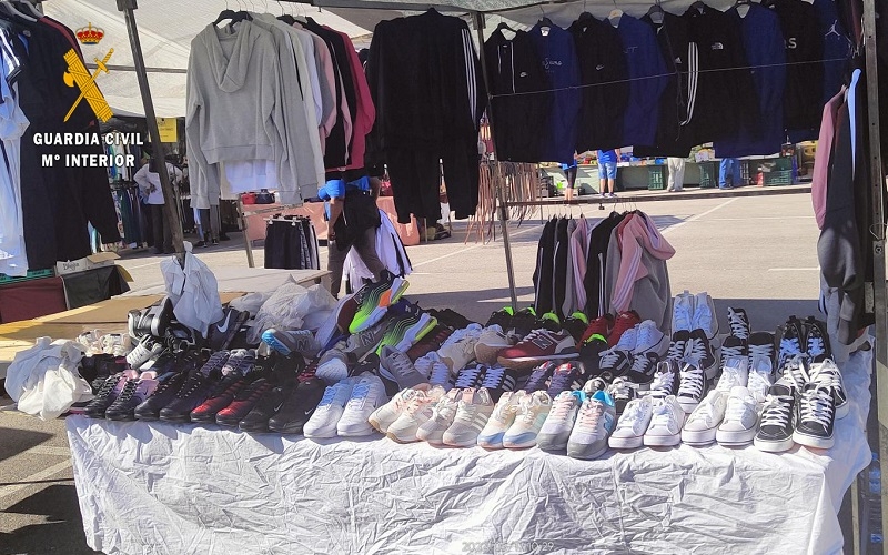 La Guardia Civil interviene más de 400 prendas supuestamente falsificadas en los mercadillos de Castro Urdiales, Maliaño y Suances