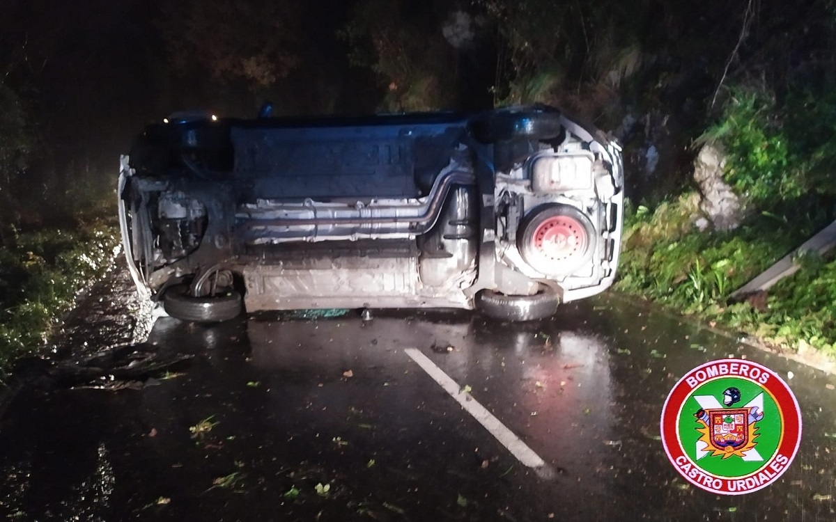 Accidente obliga a cortar la carretera entre Santullán y Otañes