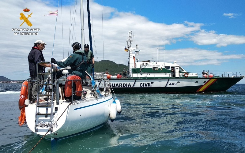 La Guardia Civil auxilia al tripulante de un velero por un conato de incendio al norte de Oriñón