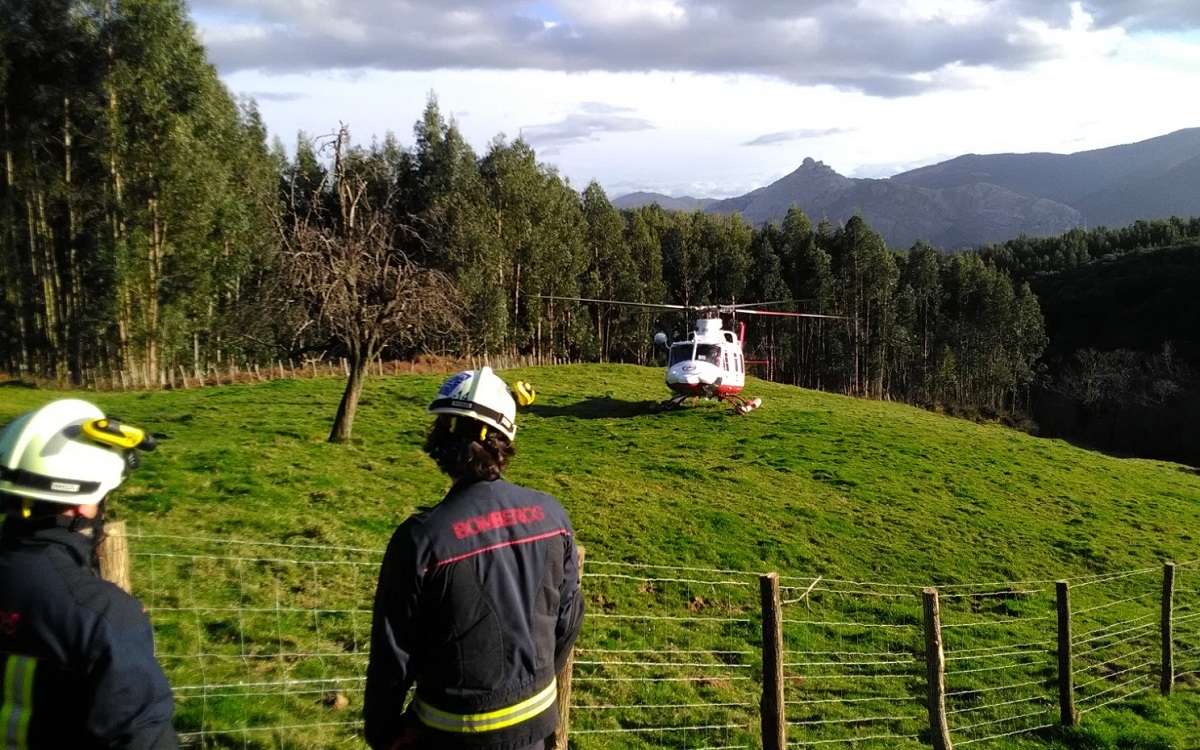 Evacuado en helicóptero un hombre tras sufrir un accidente de tractor en Sámano (Castro Urdiales)
