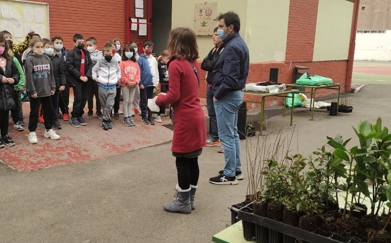 Más de 250 alumnos de Castro Urdiales celebran el Día Internacional de los Bosques trasplantado árboles de especies autóctonas