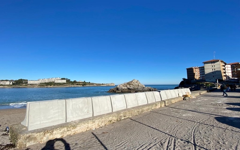 El Ayuntamiento de Castro Urdiales instala sistemas de protección del litoral en la playa de El Matadero