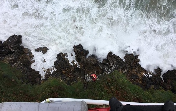 Un surfista con problemas es evacuado en helicóptero en Islares