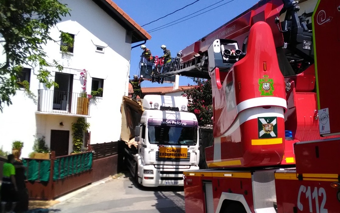 Bomberos de Castro Urdiales liberan un camión atascado en Sonabia