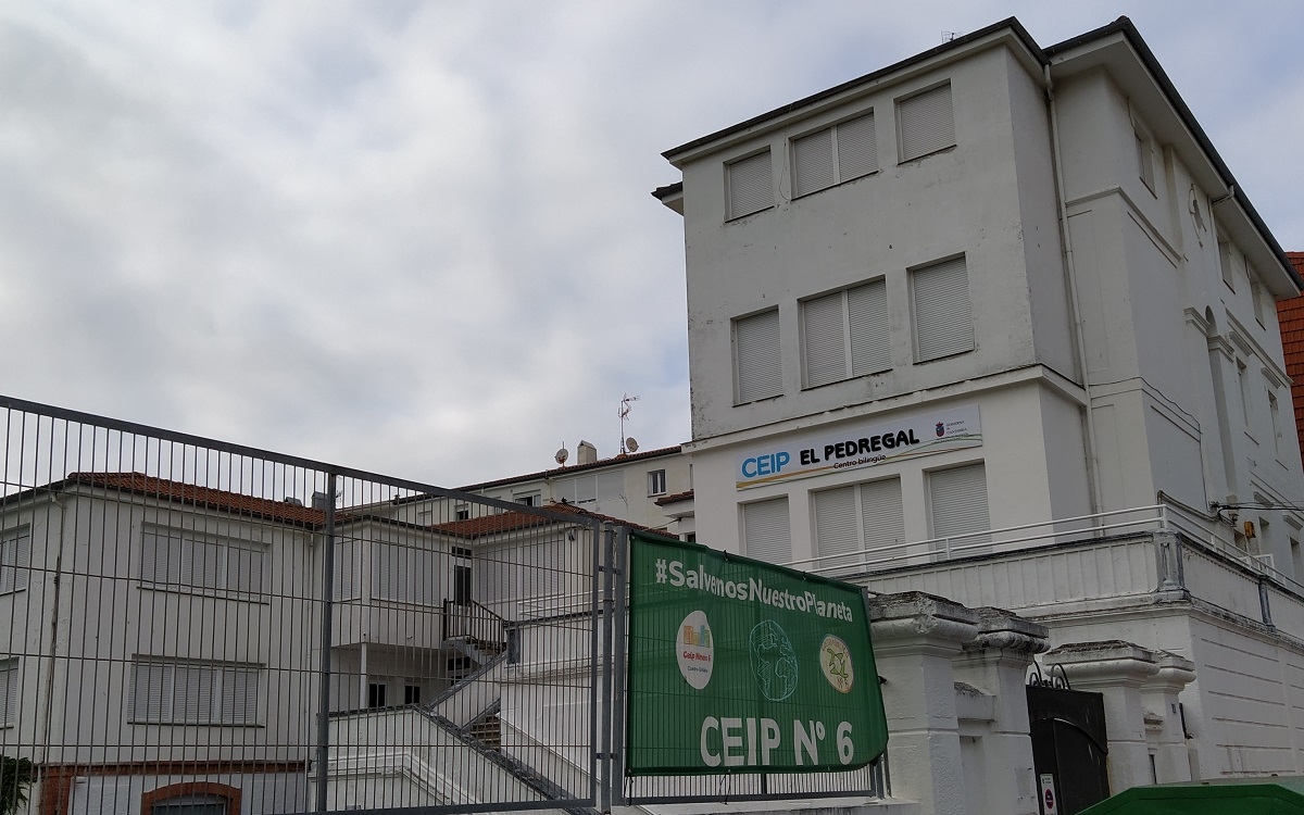 VUELTA AL COLE/ El Ayuntamiento de Castro Urdiales amplia las desinfecciones de los colegios con la limpieza de las zonas exteriores