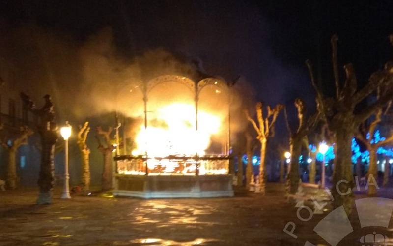 [VIDEO] Arde el quiosco de La Barrera de Castro Urdiales