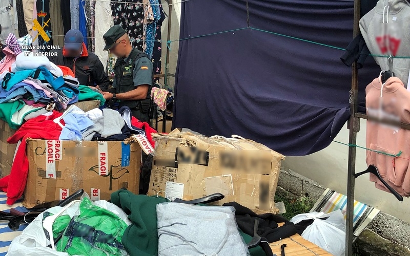 La Guardia Civil interviene más de 230 prendas supuestamente falsificadas en el mercado semanal de Oriñón
