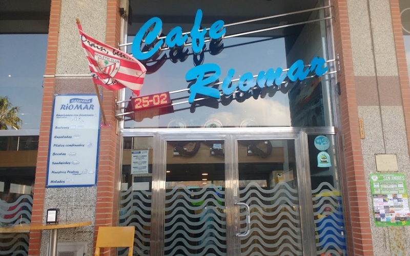 Positivo por covid-19 en una cafetería de Castro Urdiales: clientes deben realizarse PCR