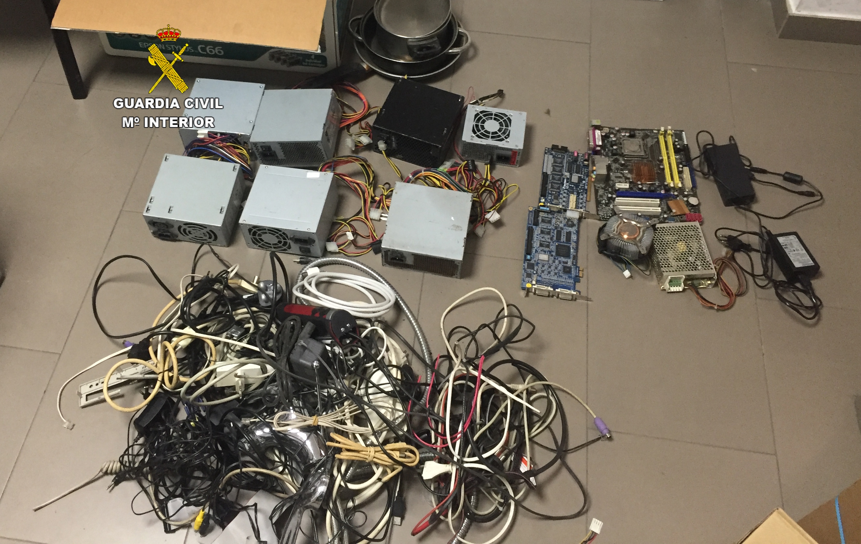 La Guardia Civil detiene a cinco personas por robos de metales y piezas de ordenadores, dos de ellas en Islares