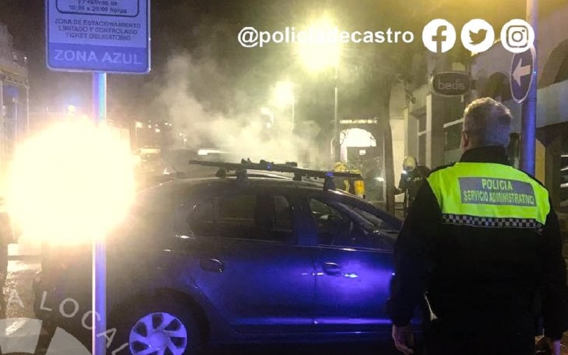 Explota un coche de madrugada en el centro de Castro Urdiales