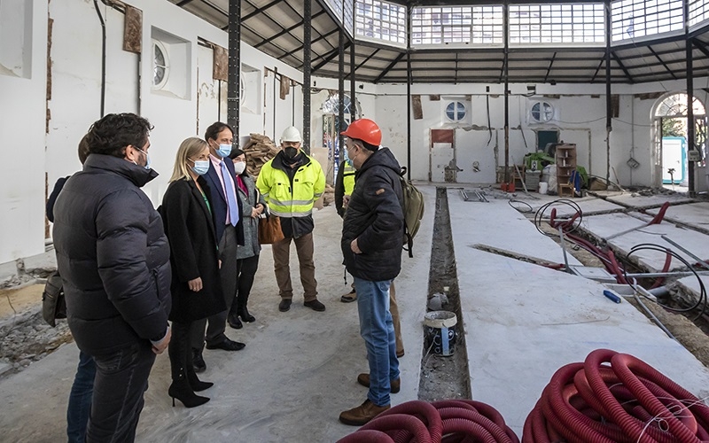 El Consejero de Obras Públicas visita las obras de remodelación del mercado de abastos y anuncia nuevas inversiones en Castro Urdiales