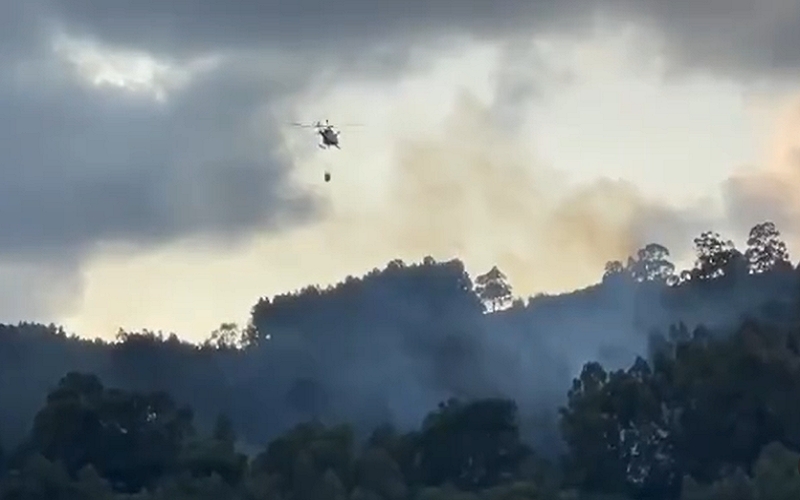 [VIDEO] Un incendio en Castro Urdiales obliga a actuar al helicóptero de extinción del gobierno de Cantabria
