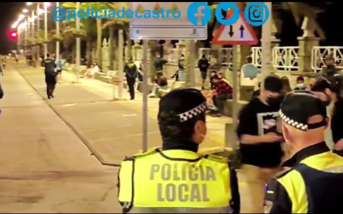 [VIDEO] Policía Local y Guardia Civil desalojan el muelle de Don Luis de Castro Urdiales por aglomeraciones tras el fin del estado de alarma